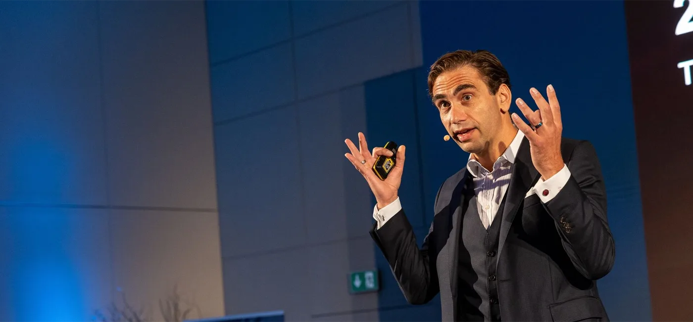 Sven Gábor Jánszky bei einer Keynote auf der Bühne